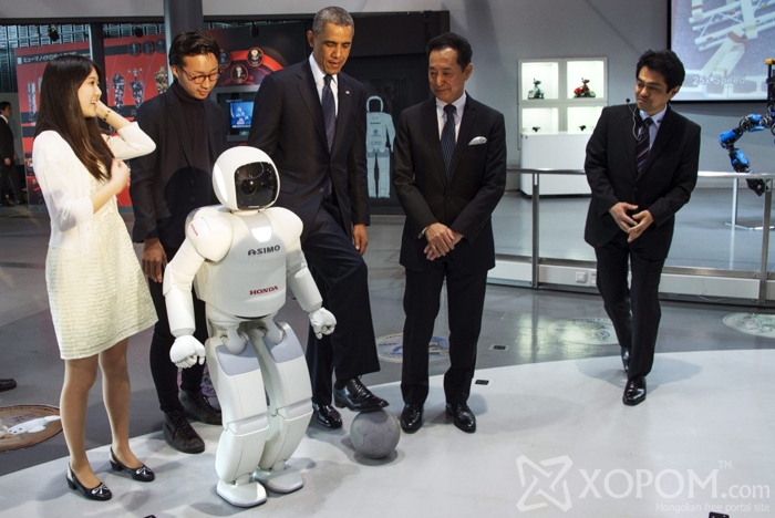 Barack Obama-д хөл бөмбөг тоглохыг заасан ASIMO робот 3