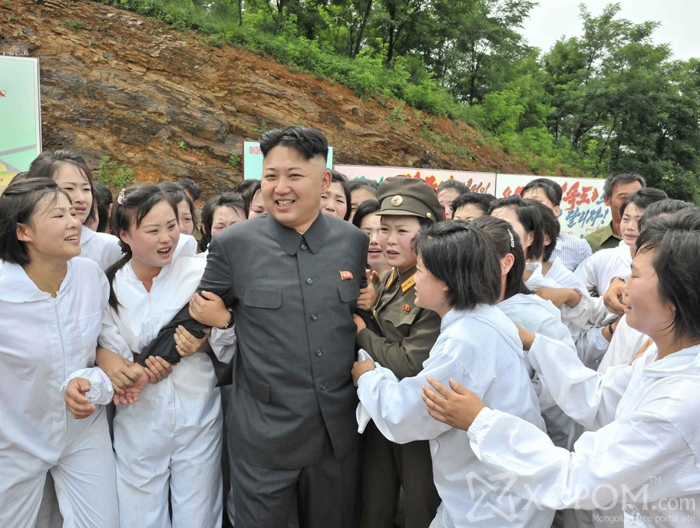 Хаа явсан газраа хүүхнүүдийг хуйлруулж, уйлуулж байдаг Умард Солонгосын залуу удирдагч 6