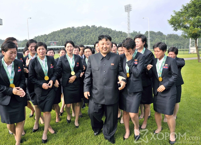 Хаа явсан газраа хүүхнүүдийг хуйлруулж, уйлуулж байдаг Умард Солонгосын залуу удирдагч 8