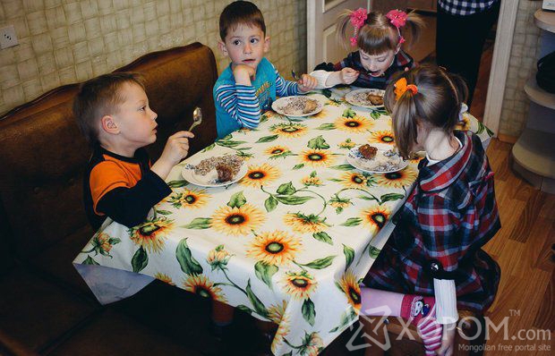 Таван жилийн өмнө нэг зэрэг 4 хүүхэдтэй болсон Беларус гэр бүл 10