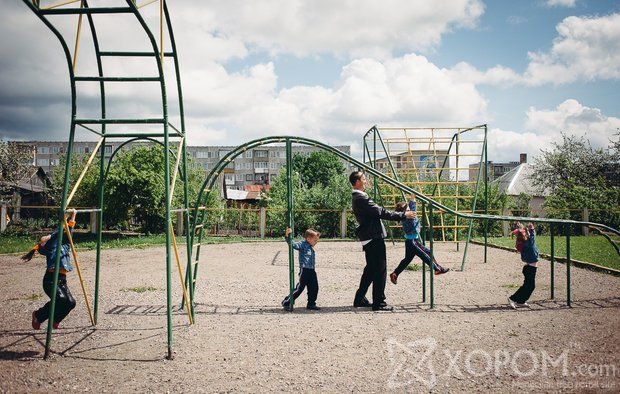 Таван жилийн өмнө нэг зэрэг 4 хүүхэдтэй болсон Беларус гэр бүл 12