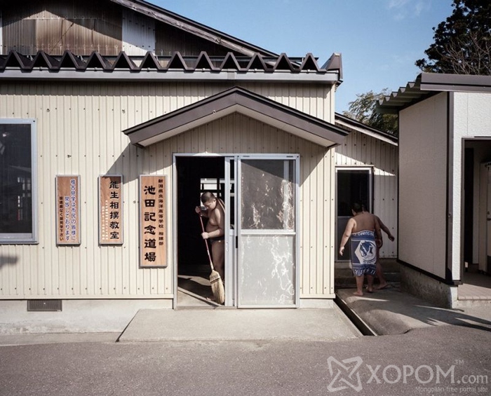 Япон дахь сумогийн сургуулийн залуу сурагчдын амьдрал 5