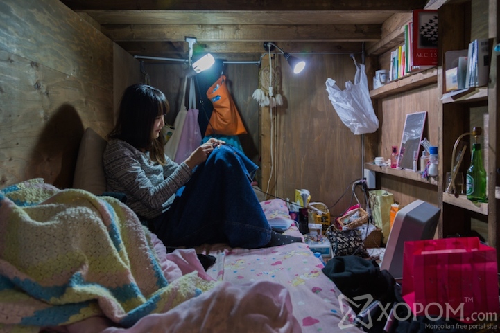 Токиогийн капсулан зочид буудлын давчуу өрөөнд амьдарч буй хүмүүс 13
