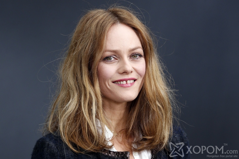 French singer and actress Vanessa Paradis poses on March 5, 2013 as she arrives to attend Chanel's Fall/Winter 2013-2014 ready-to-wear collection show at the Grand Palais in Paris. AFP PHOTO/FRANCOIS GUILLOT (Photo credit should read FRANCOIS GUILLOT/AFP/Getty Images)