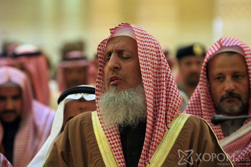 Saudi's Grand Mufti Sheikh Abdul Aziz al-Sheikh (C) leads prayer at the funeral on February 6, 2008, in Riyadh, of Saudi security attache to Chad Abdulrahman al-Zahrani's wife and daughter, who were killed during a rebel assault in the capital Ndjamena. Saudi Arabia closed its embassy in Ndjamena and evacuated its staff following the killings which occured when apparently a stray bomb hit the ambassador's residence on February 2. AFP PHOTO / HASSAN AMMAR (Photo credit should read HASSAN AMMAR/AFP/Getty Images)