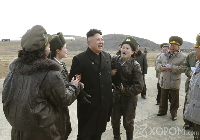 Хаа явсан газраа хүүхнүүдийг хуйлруулж, уйлуулж байдаг Умард Солонгосын залуу удирдагч 2