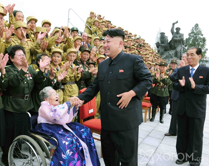 Хаа явсан газраа хүүхнүүдийг хуйлруулж, уйлуулж байдаг Умард Солонгосын залуу удирдагч 7