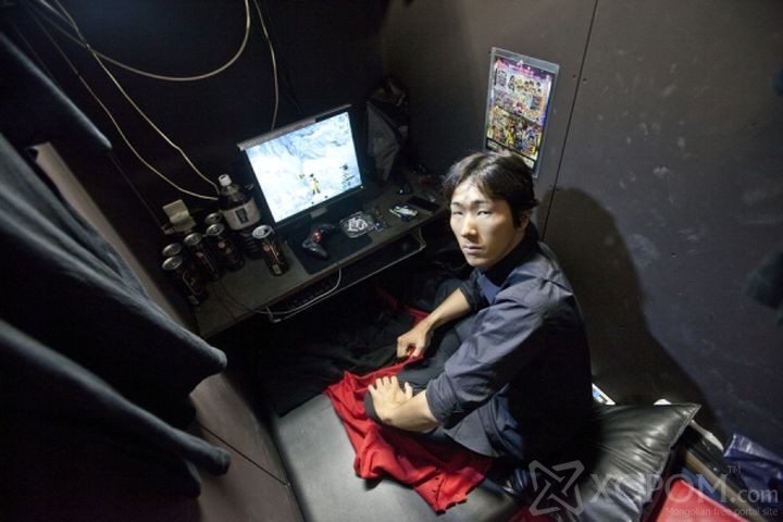 Японы интернэт кафед амьдардаг кибер-орон гэргүйчүүд 5