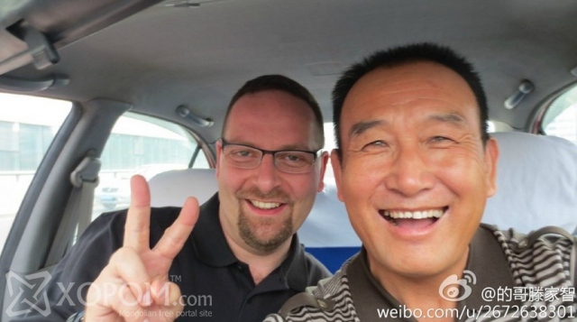 Зорчигчидтойгоо селфи хийдэг Хятадын таксины жолооч 13