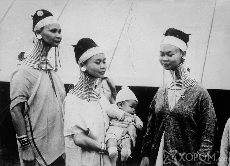 UNITED KINGDOM - CIRCA 1925: Giraffe women of Burma. London, about 1930. (Photo by Boyer/Roger Viollet/Getty Images)