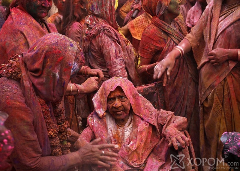 Энэтхэгийн хаврын өнгөлөг баяр болох Холи баярын зургууд 10