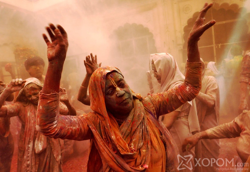 Энэтхэгийн хаврын өнгөлөг баяр болох Холи баярын зургууд 12