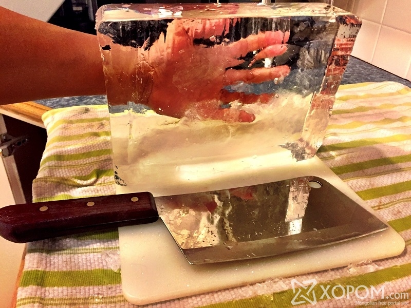 Как сделать кусочки льда. Большие куски льда. Порезать кубиками льда. Разрезанный лёд. Куски льда на столе.